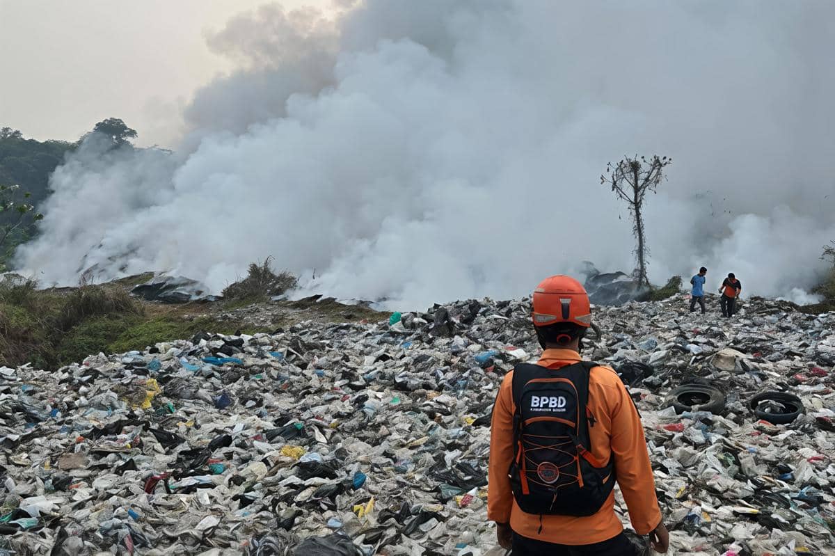 Pesawat TNI AU menjatuhkan air dalam operasi water bombing untuk memadamkan kebakaran di TPA Galuga, Bogor.