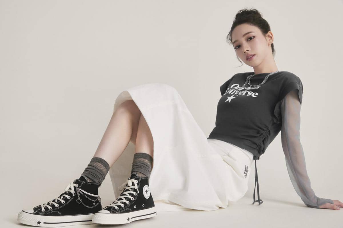 Karina aespa mengusung gaya retro-futuristik dalam koleksi Converse dengan sepatu Chuck 70X bernuansa modern.