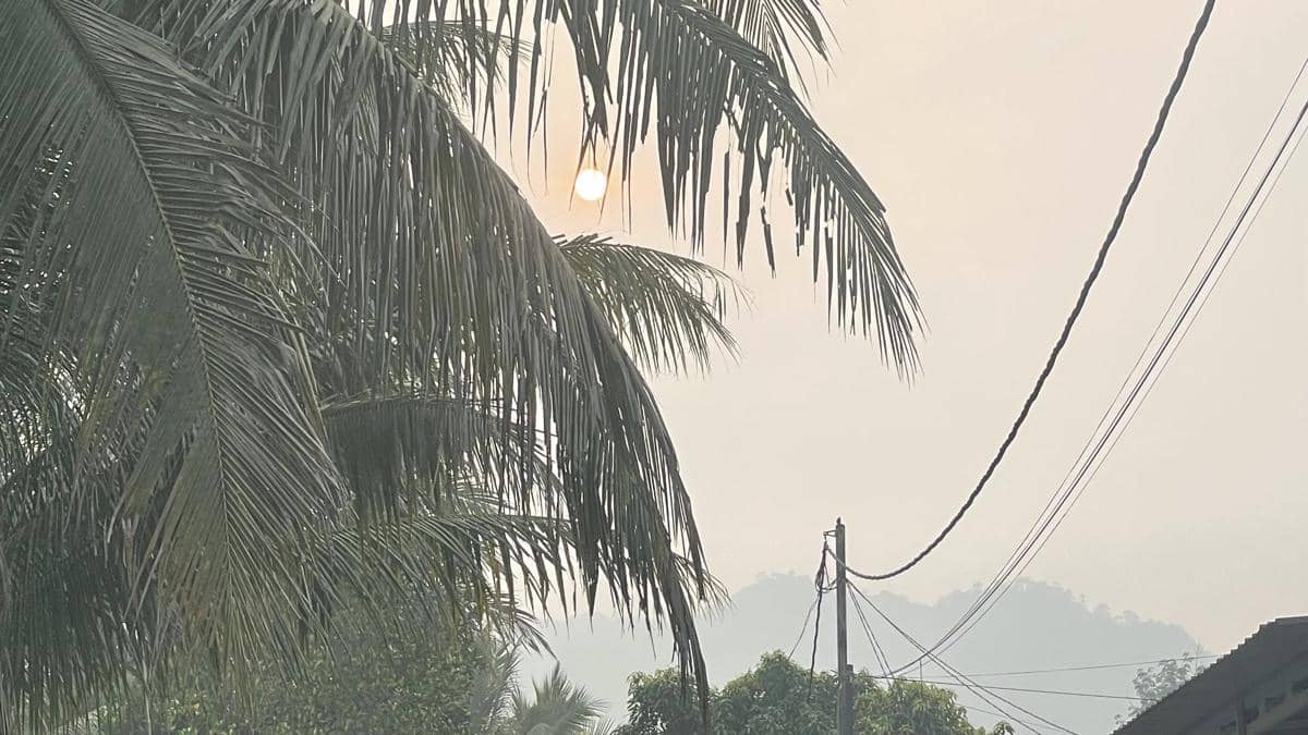 Udara di Kota Padang berkabut pada Rabu (9/9/2026) (Foto: IDN Times/Halbert Caniago)