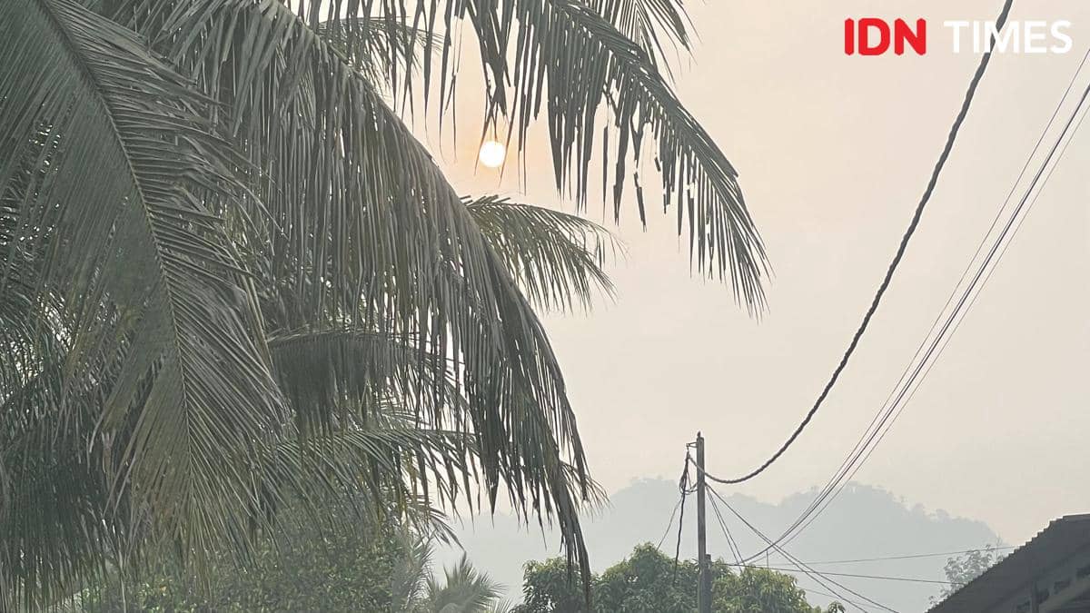 Udara di Kota Padang berkabut pada Rabu (9/9/2026) (Foto: IDN Times/Halbert Caniago)