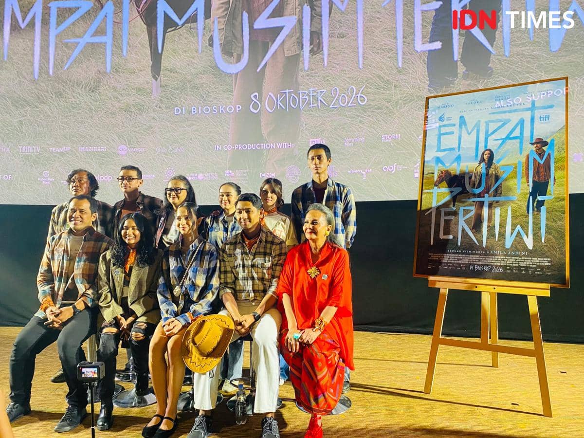 Sejumlah pemeran dan tim film Empat Musim Pertiwi berpose dalam konferensi pers bersama perwakilan IDN Times.