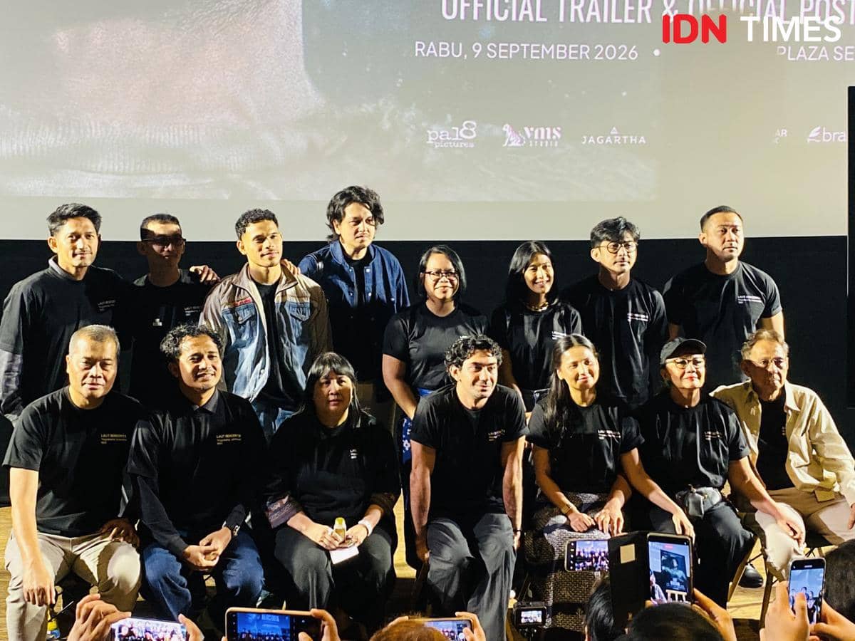 Suasana konferensi pers perilisan poster dan trailer film Laut Bercerita yang didokumentasikan oleh IDN Times.