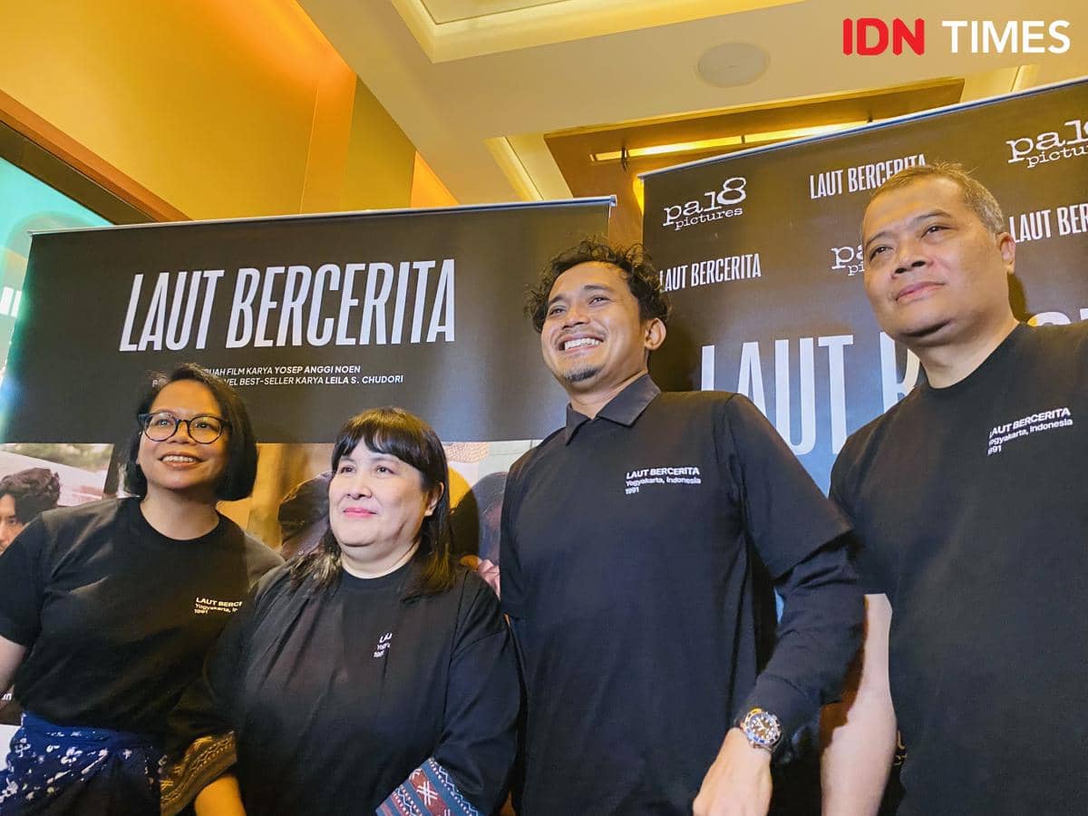 Suasana konferensi pers perilisan poster dan trailer film Laut Bercerita yang dihadiri para pembicara di depan layar promosi.