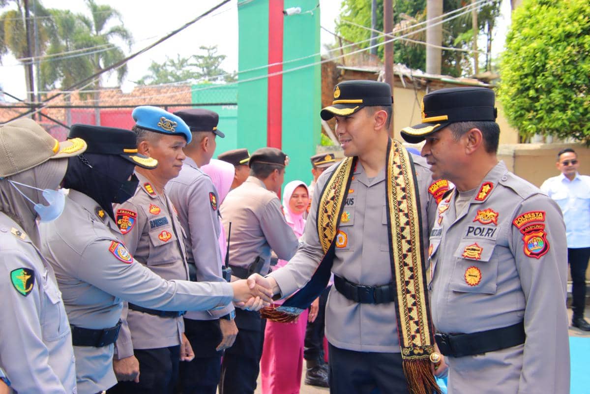 Kapolresta Kombes Pol Eko Bagus Riyadi disambut Tradisi Pedang Pora di Mapolresta Bandar Lampung, Rabu (9/9/2026). (Dok. Polresta Balam).