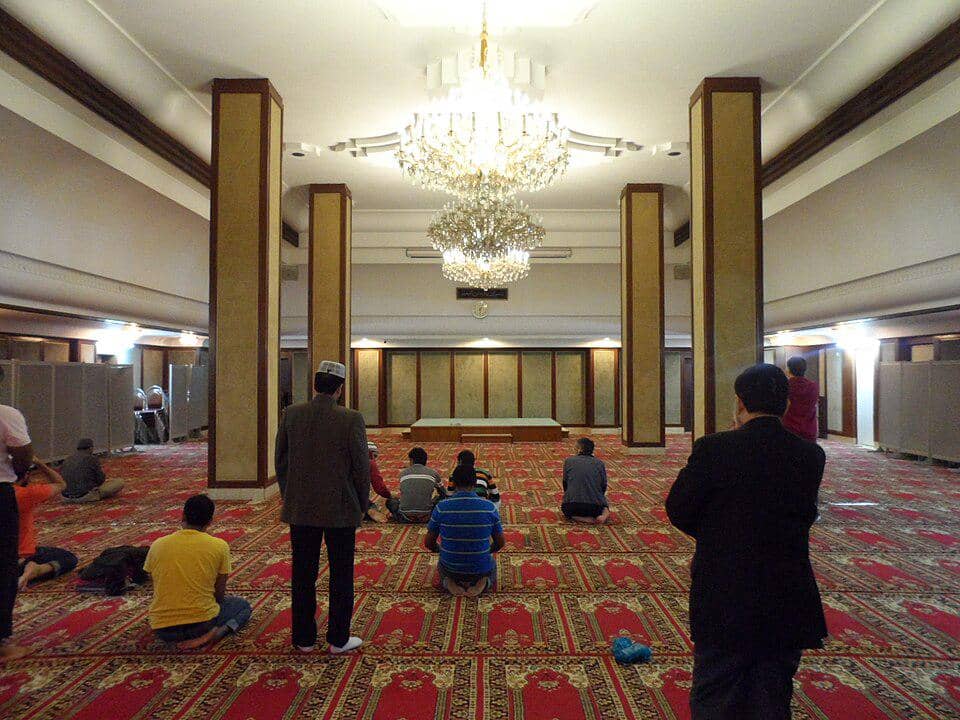 ilustrasi pemandangan aula salat di dalam Masjid Kowloon