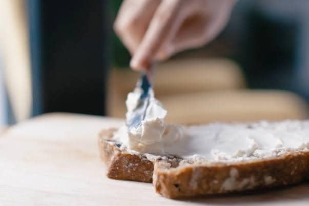 ilustrasi mengolesi sourdough dengan cottage creamy