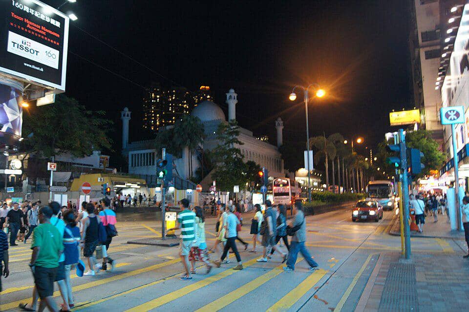 ilustrasi pemandangan bagian luar Masjid Kowloon di malam hari 