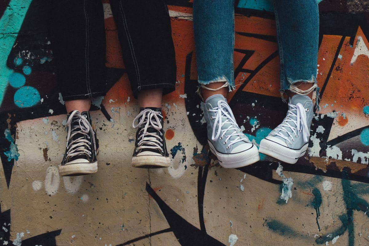 5 Bahan Sepatu yang Butuh Perawatan Ekstra, Jangan Abaikan!