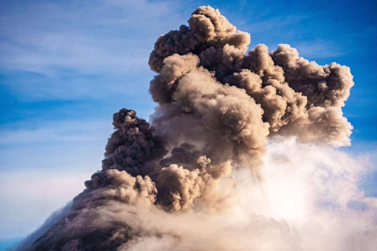 ilustrasi erupsi gunung berapi yang menyebabkan hujan abu vulkanik