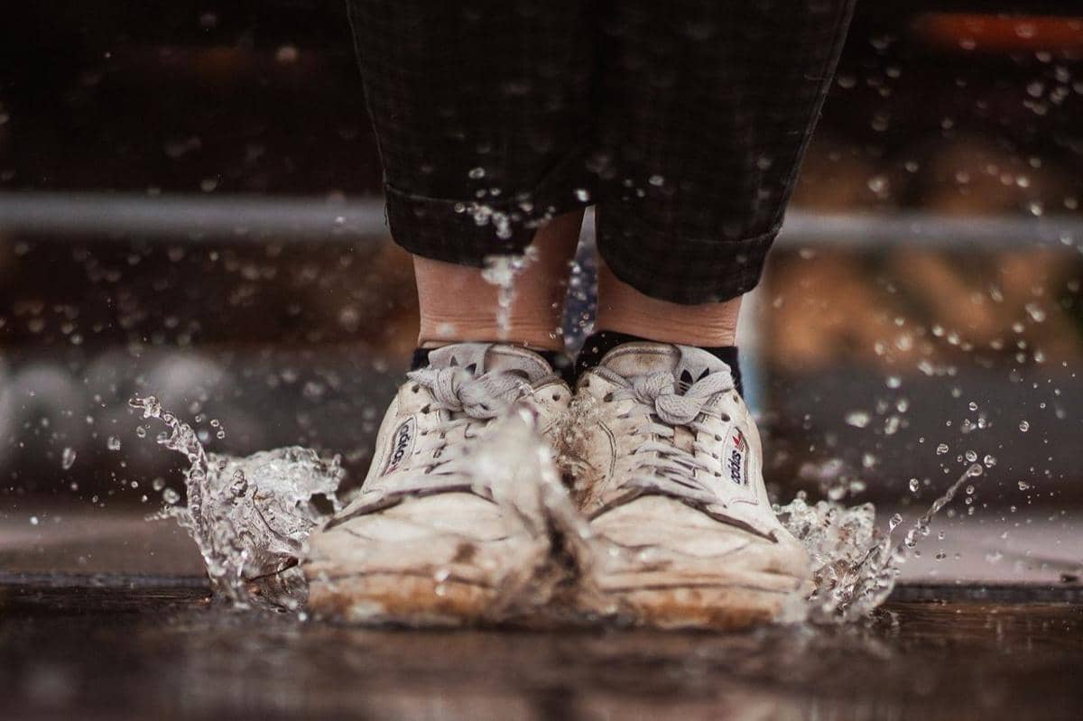9 Cara Hilangkan Jenis Noda pada Sepatu yang Sulit Dibersihkan
