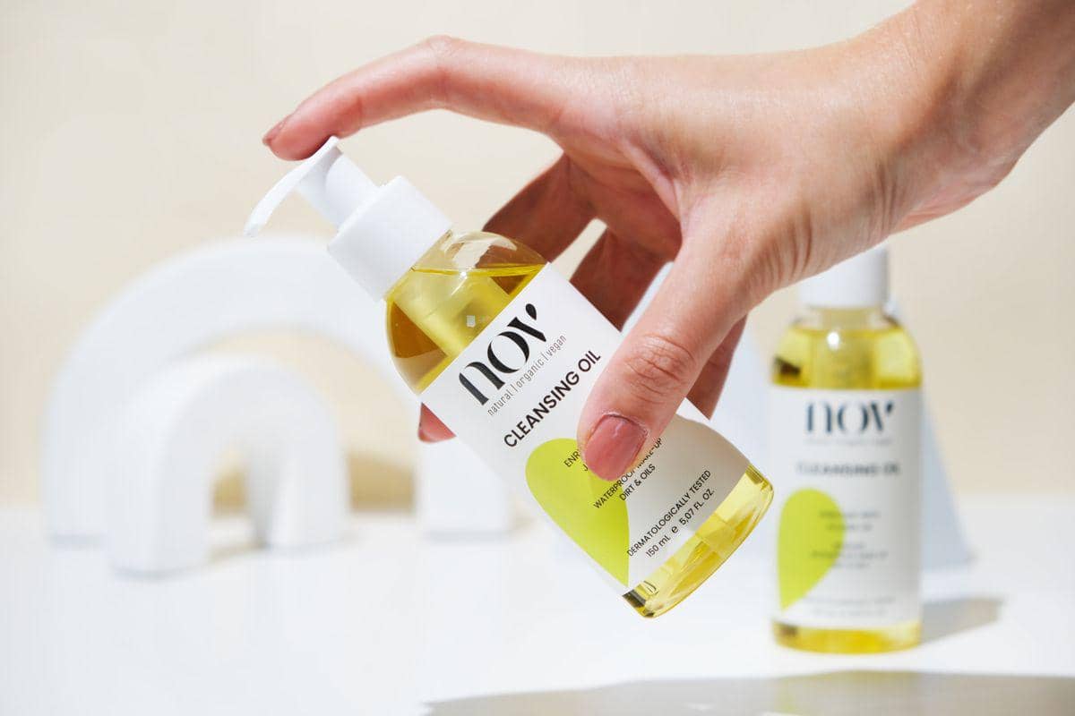 ilustrasi membersihkan wajah dengan cleansing oil