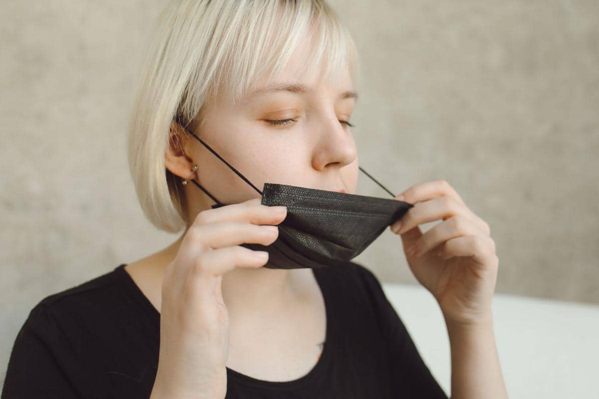 Apakah Memakai Dua Masker Lebih Efektif daripada Satu?