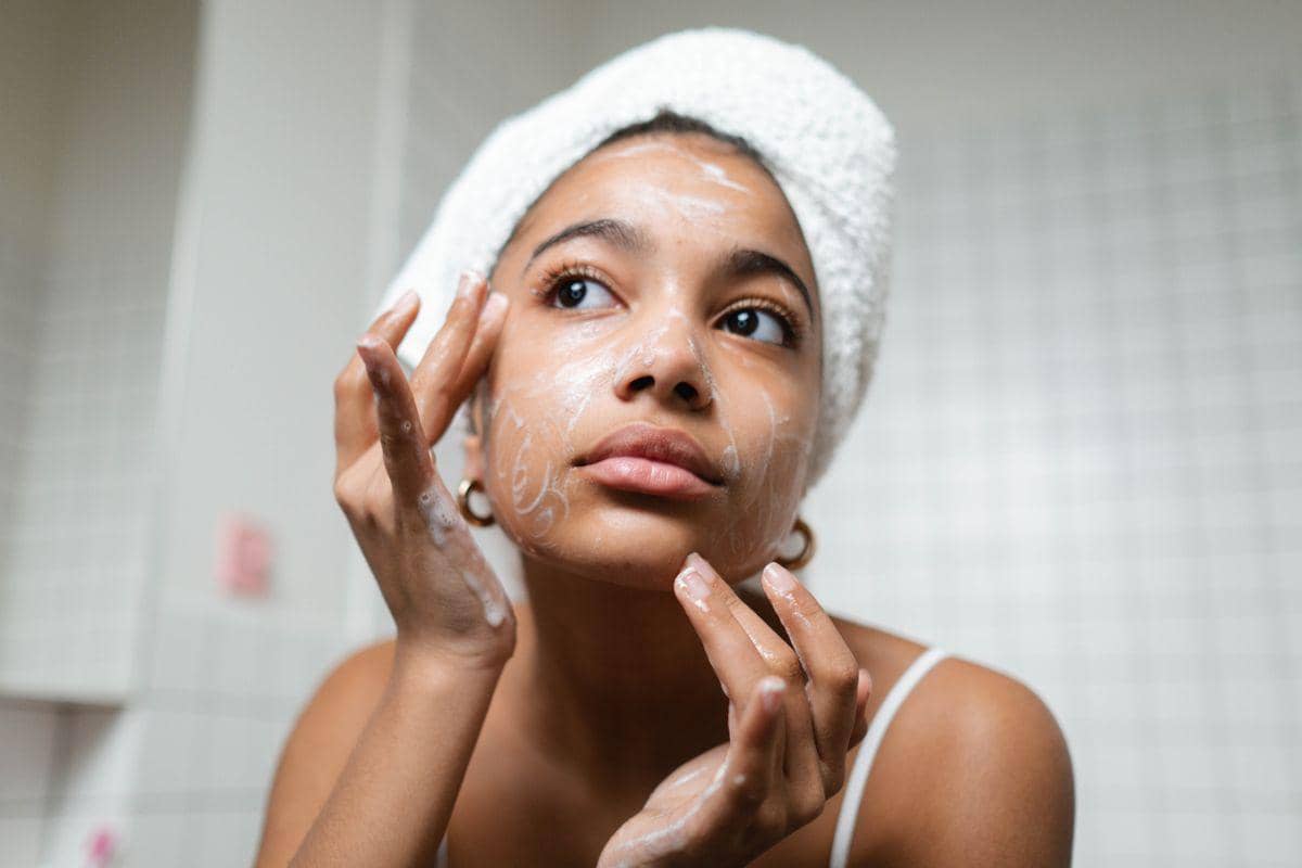 Abu Vulkanik Menempel di Wajah, Skincare Apa yang Dibutuhkan?