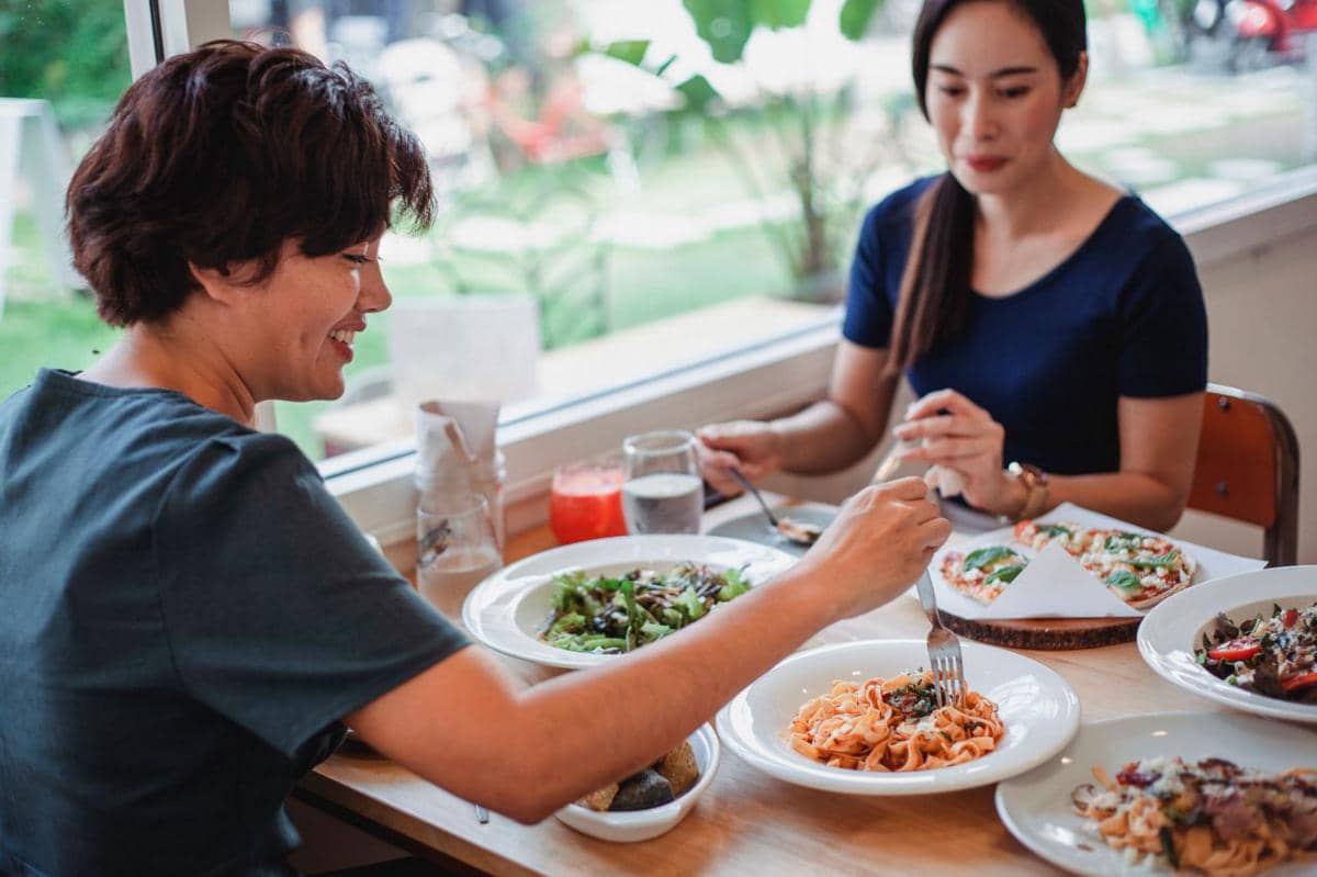 ilustrasi wanita makan