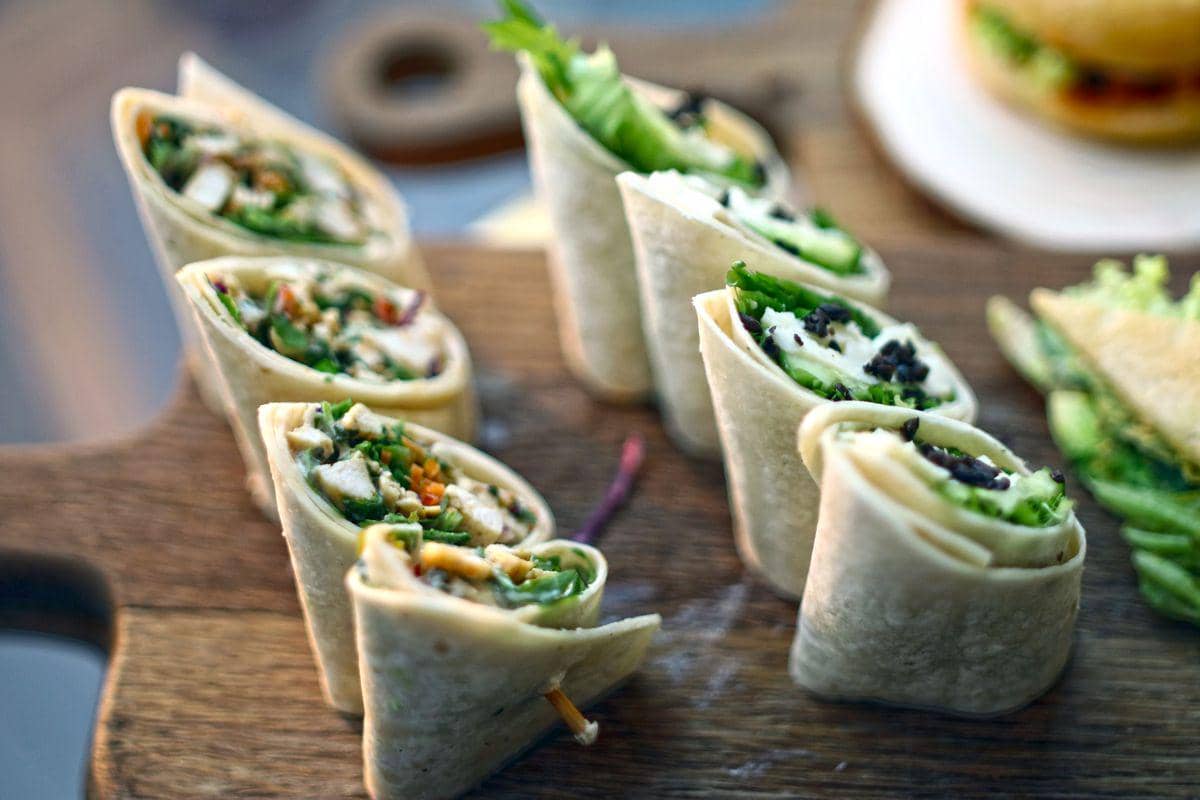 ilustrasi greek yoghurt wrap