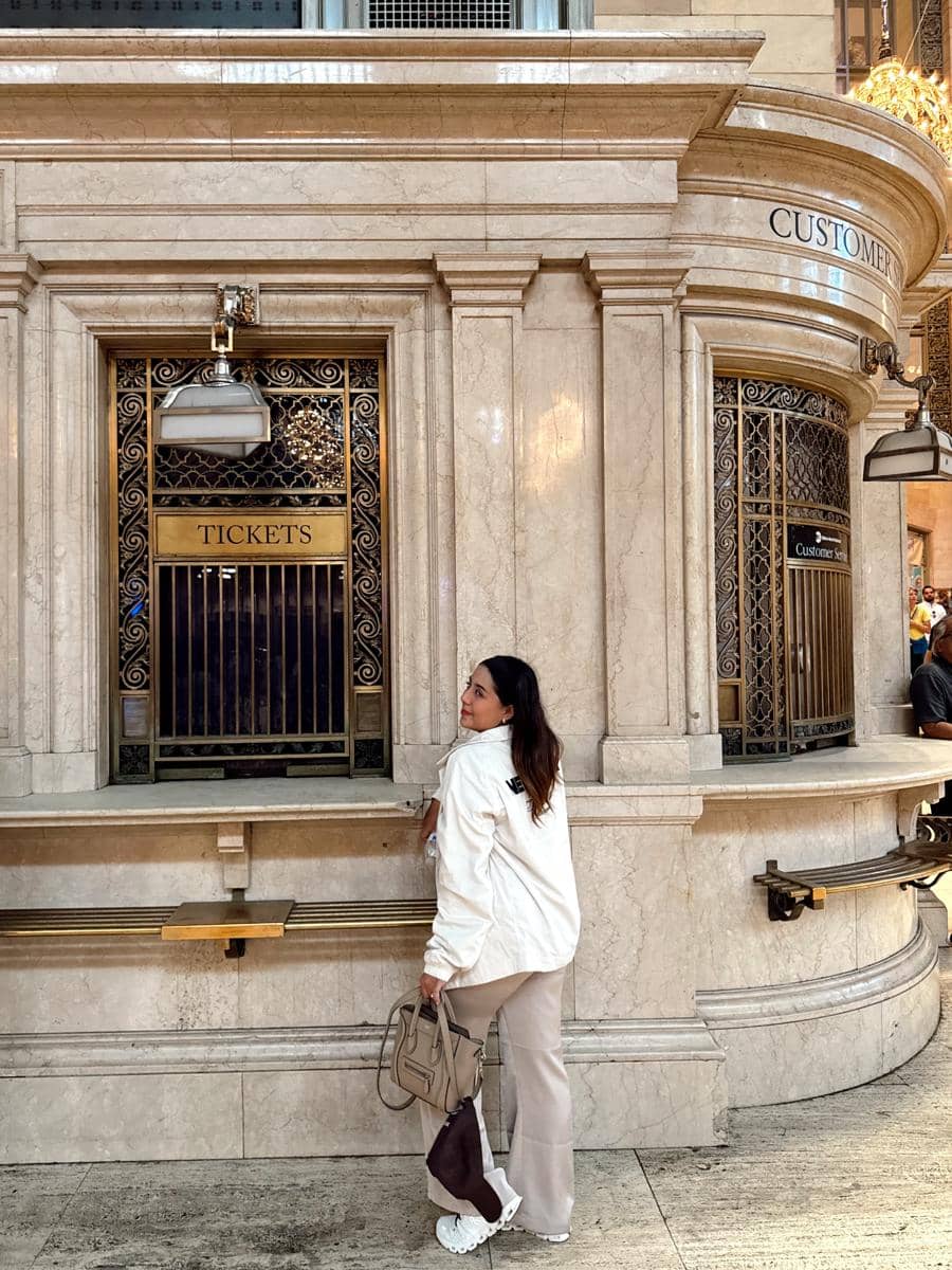 Nessie Judge jalan-jalan di Grand Central Terminal New York