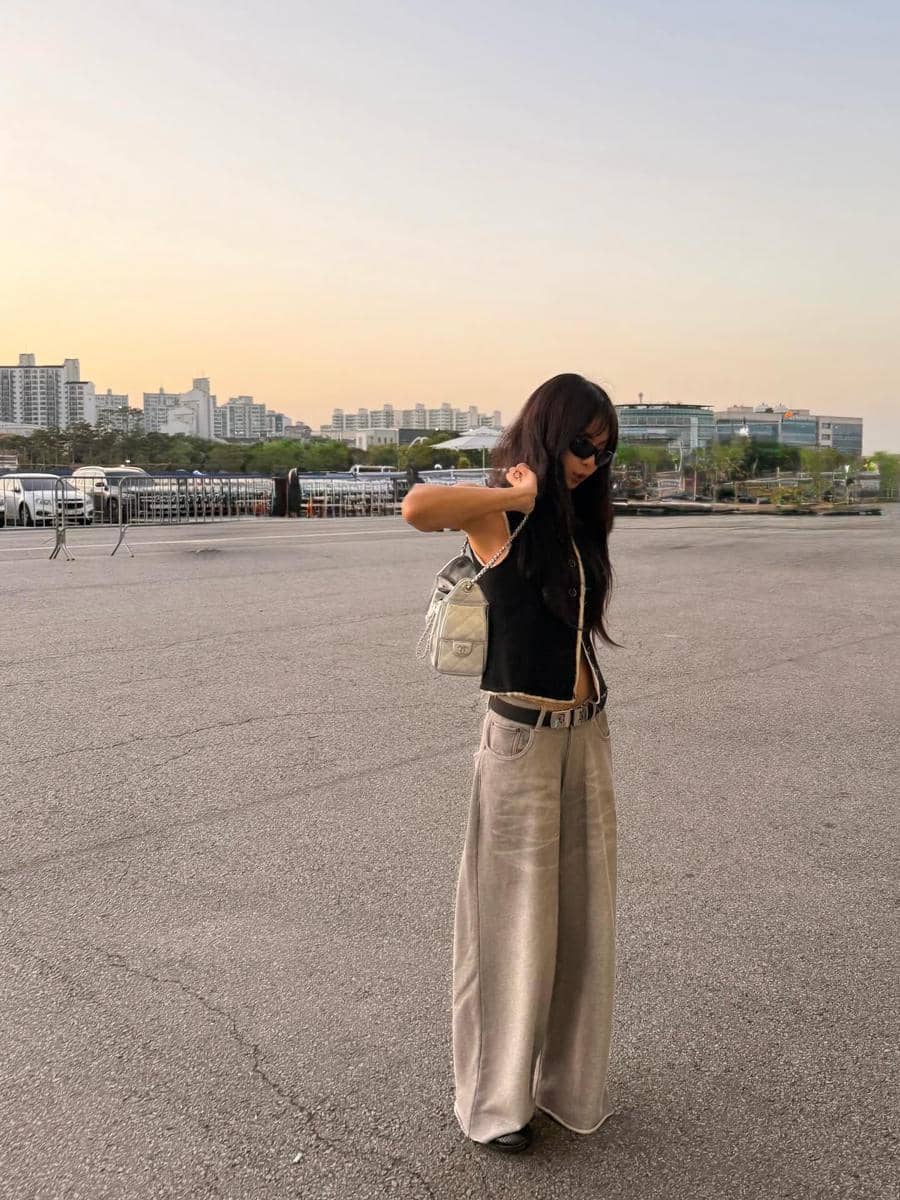 Potret Jennie BLACKPINK dalam unggahan Instagram pada akun @jennierubyjane yang dibagikan kepada penggemar.