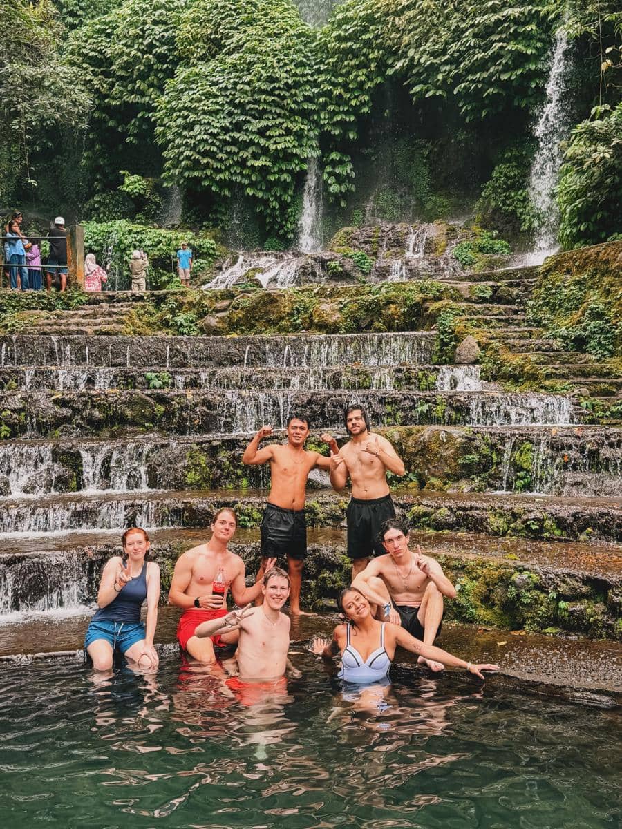 Karin Novilda menikmati keindahan Air Terjun Benang Kelambu