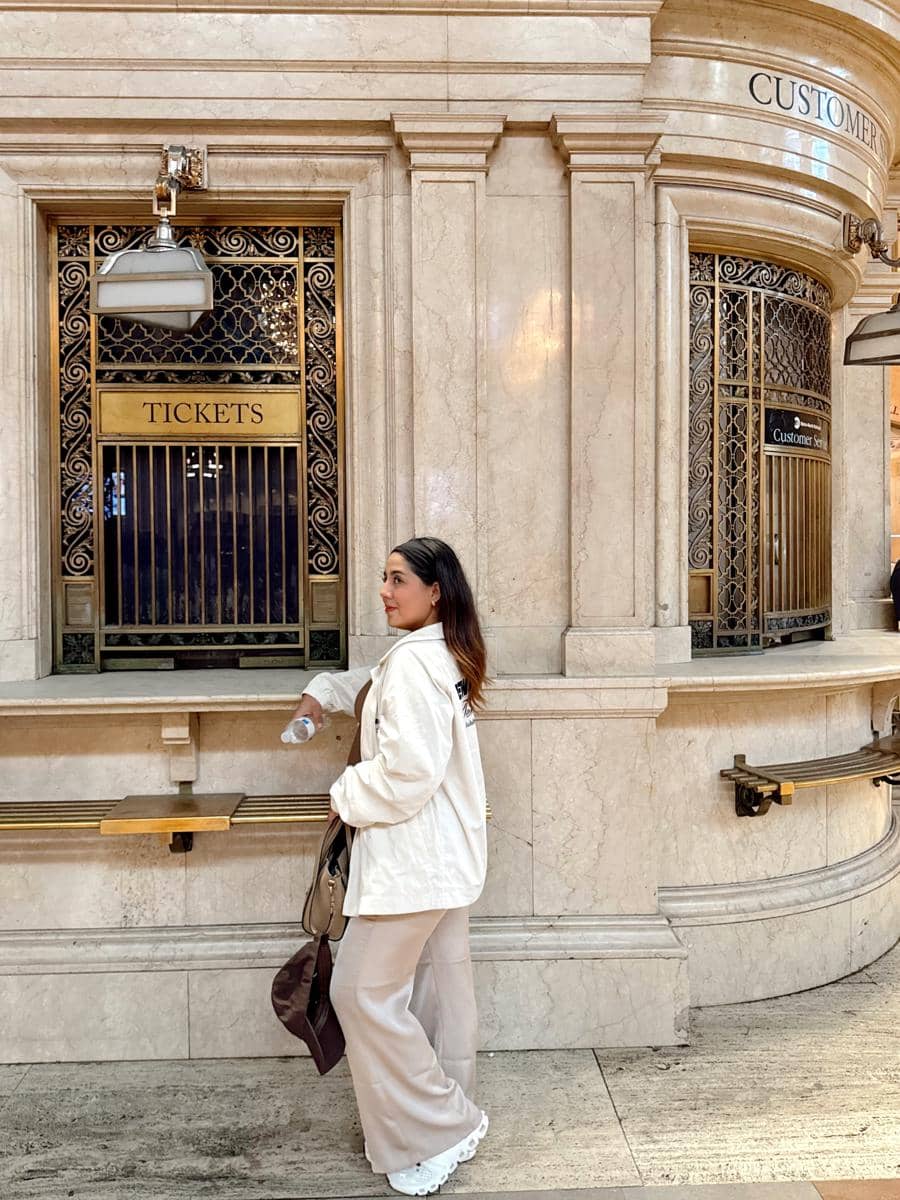 Nessie Judge jalan-jalan di Grand Central Terminal New York