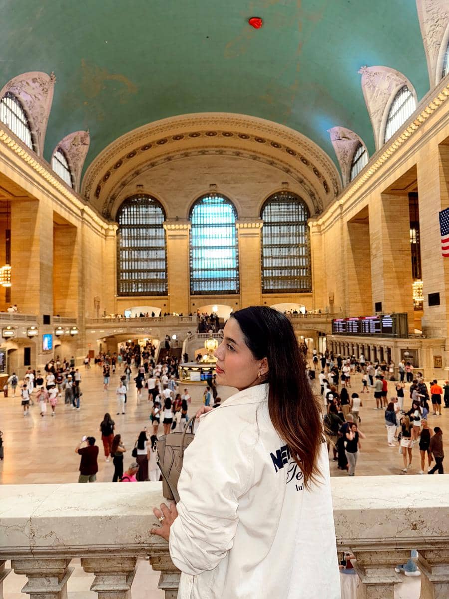 Nessie Judge jalan-jalan di Grand Central Terminal New York