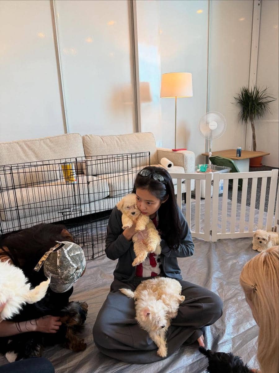 Jennie BLACKPINK berpose untuk foto yang diunggah di akun Instagram pribadinya, @jennierubyjane, secara resmi.