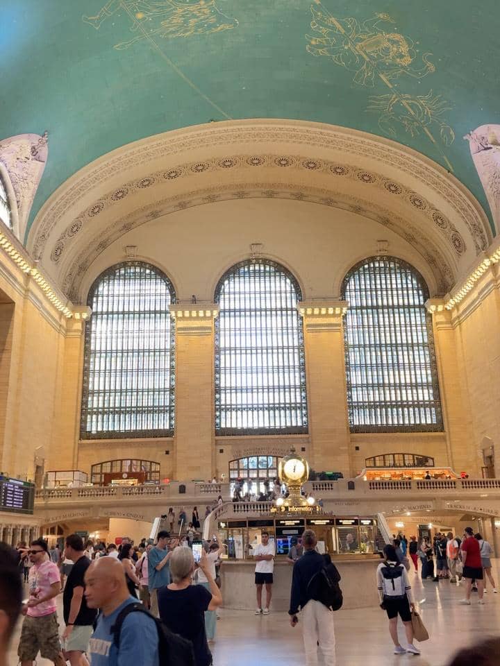 Nessie Judge jalan-jalan di Grand Central Terminal New York
