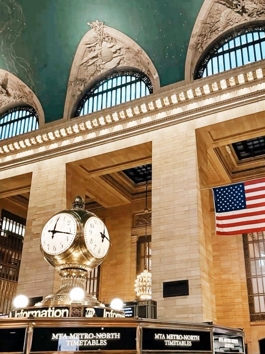 Nessie Judge jalan-jalan di Grand Central Terminal New York