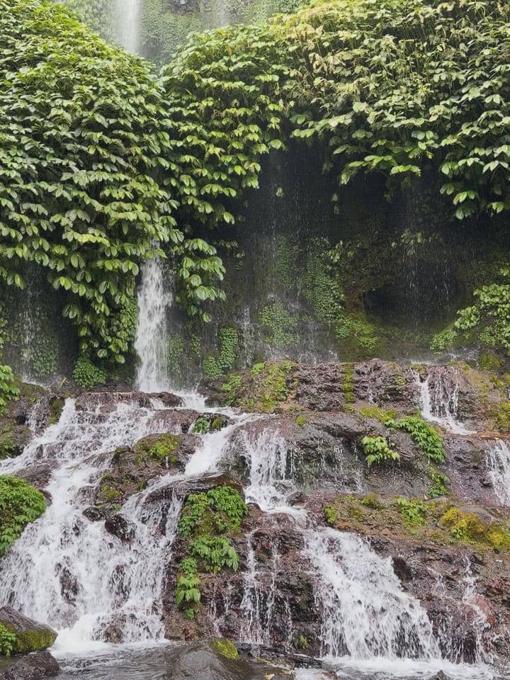 Karin Novilda menikmati keindahan Air Terjun Benang Kelambu