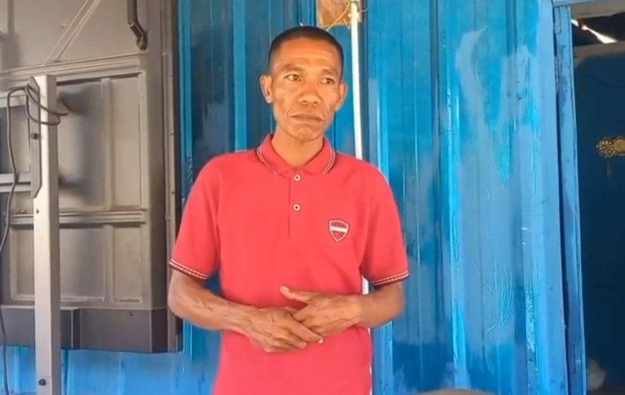 Sejumlah warga menginjak tumpukan bantuan mi untuk korban gempa, lalu mengaku kecewa dan khilaf atas tindakan tersebut.