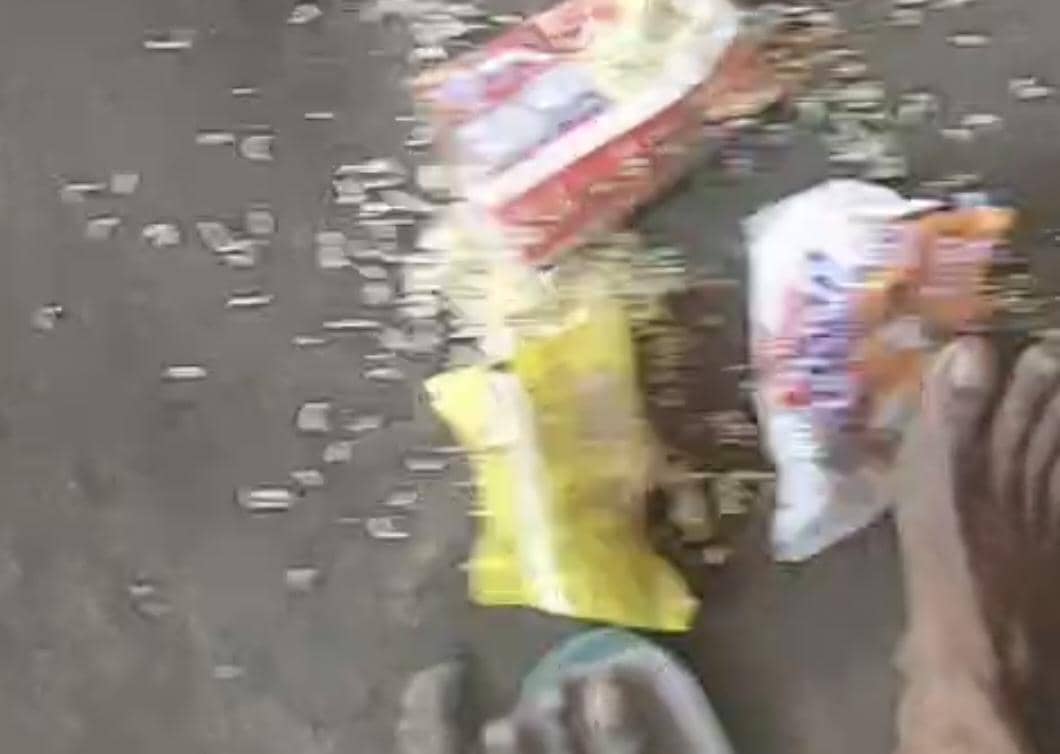 Seorang warga menginjak kardus mi bantuan dari Pemda Manggarai Timur yang ditujukan bagi korban gempa Flores.