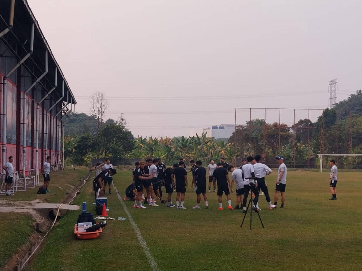 Para pemain Persija menjalani sesi latihan di lapangan Bojongsari, Depok, dengan perlengkapan olahraga.