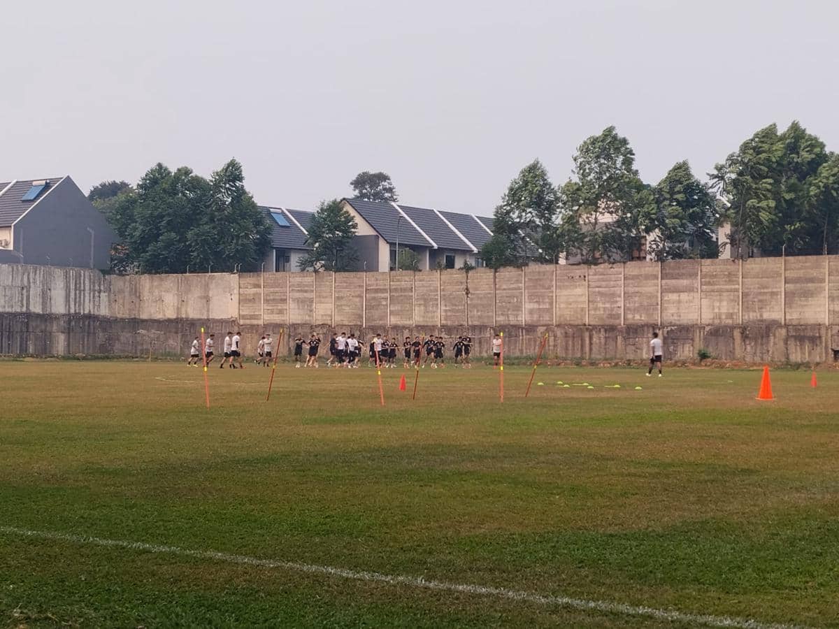Para pemain Persija menjalani sesi latihan sepak bola di lapangan kawasan Bojongsari, Depok, sebagai persiapan tim.