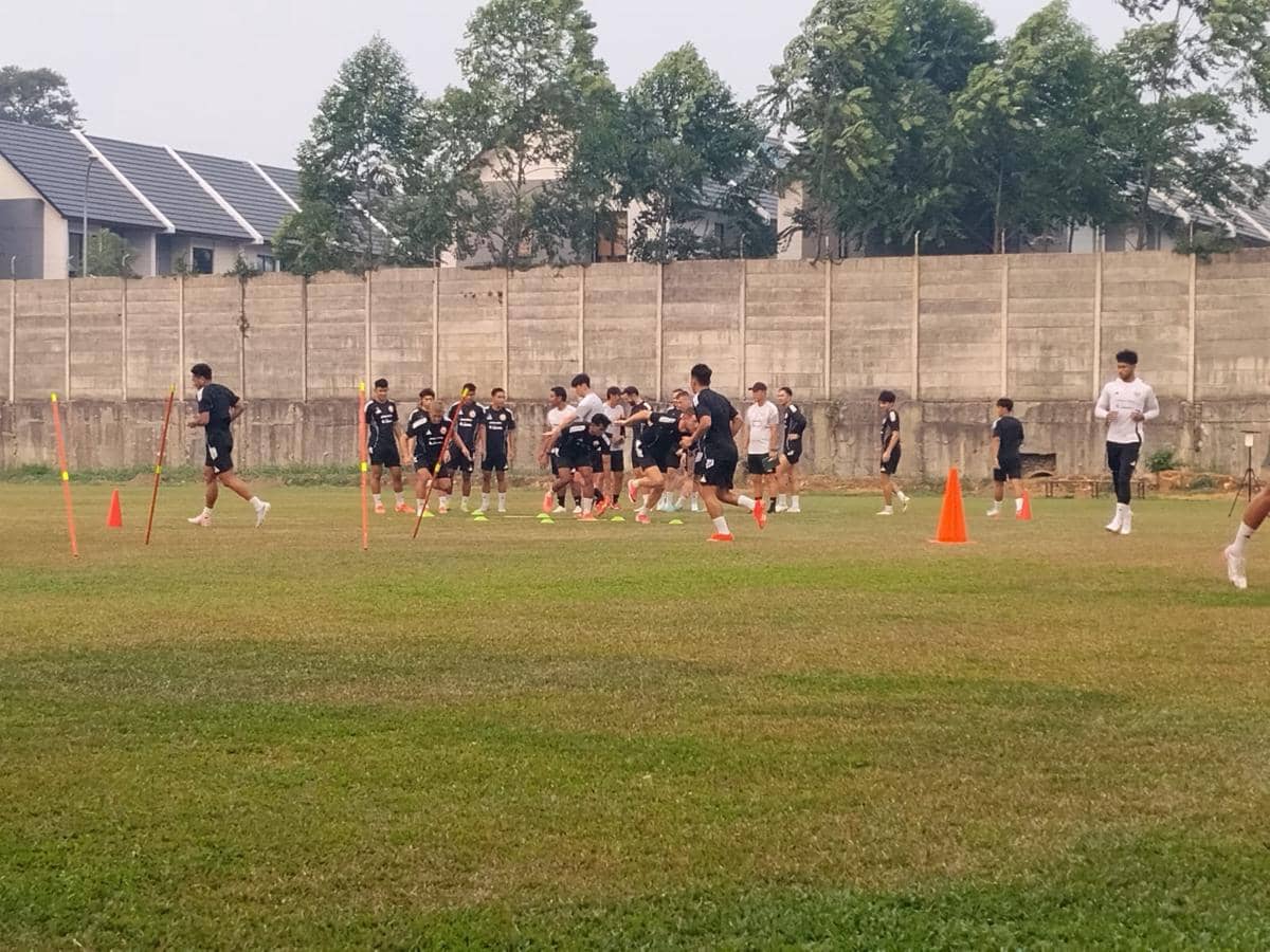 Para pemain Persija menjalani sesi latihan sepak bola di lapangan Bojongsari, Depok, dengan bola dan perlengkapan latihan.