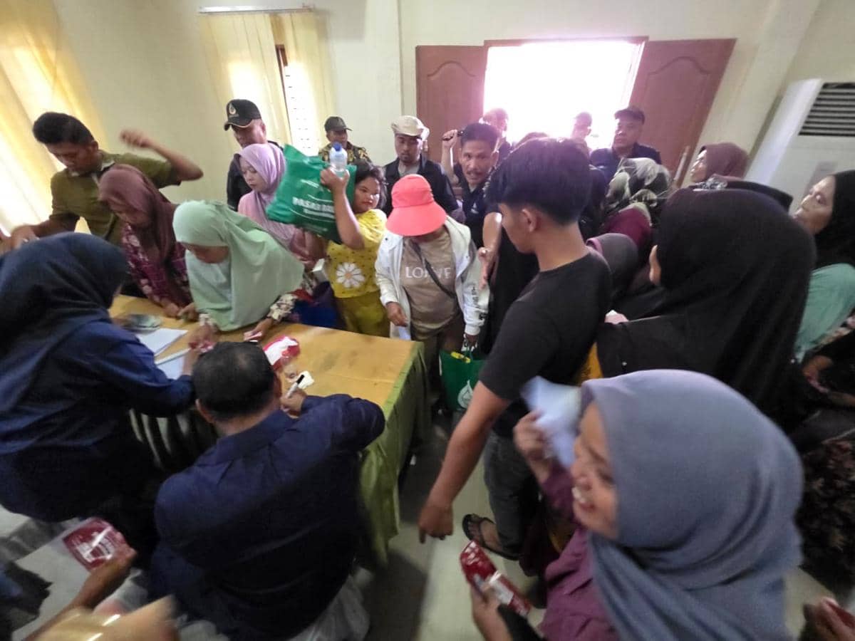Warga Desa Sukarame menghadiri Pasar Rakyat dan layanan kesehatan gratis yang digelar PT Agrinas Palma Nusantara.