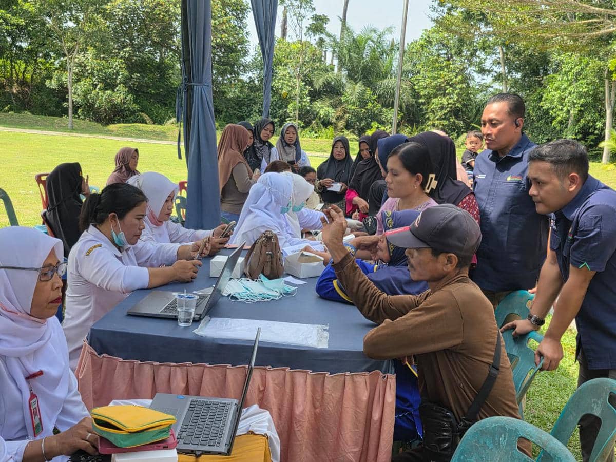 Warga Desa Sukarame mengantre dalam program Pasar Rakyat dan layanan kesehatan gratis yang digelar PT Agrinas Palma Nusantara.