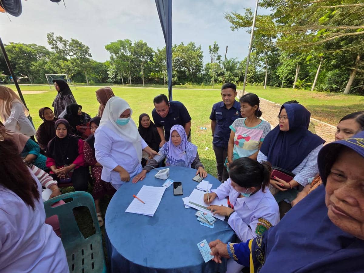 Warga Desa Sukarame mengikuti program Pasar Rakyat dan layanan kesehatan gratis dari PT Agrinas Palma Nusantara.