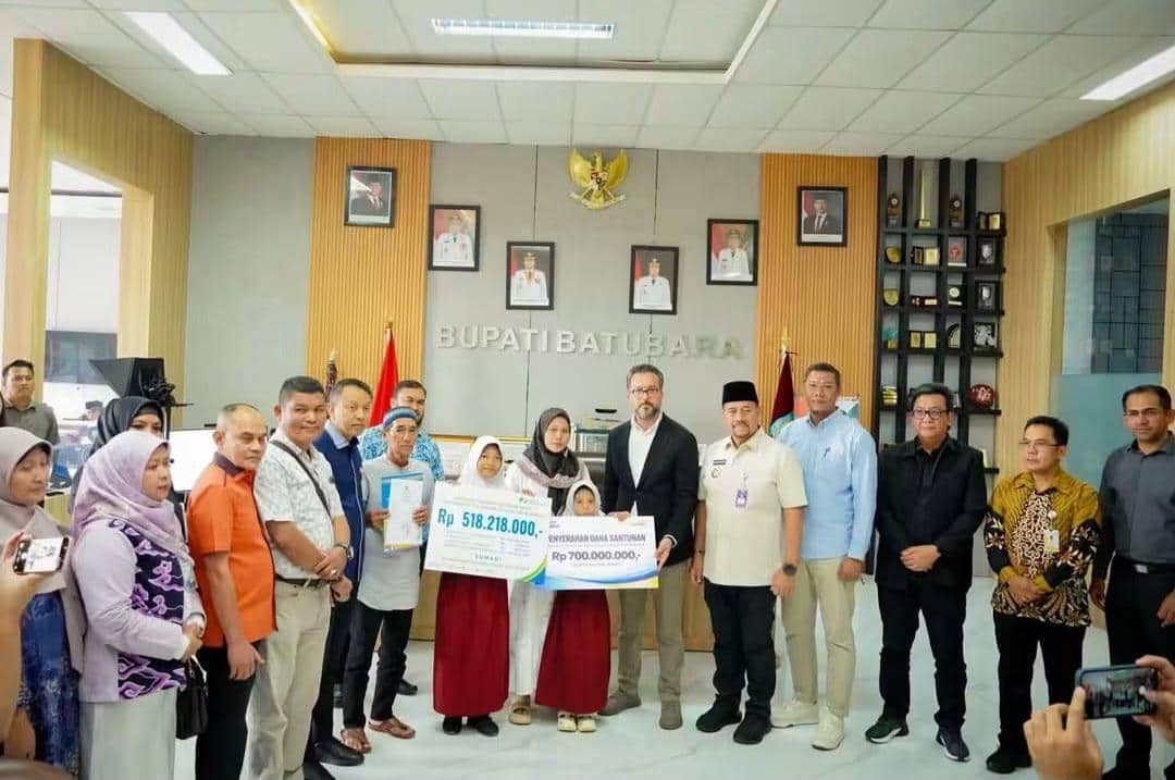 Sejumlah paket bantuan untuk korban kebakaran pabrik sabun PT Evyap Sabun Indonesia di KEK Sei Mangkei.