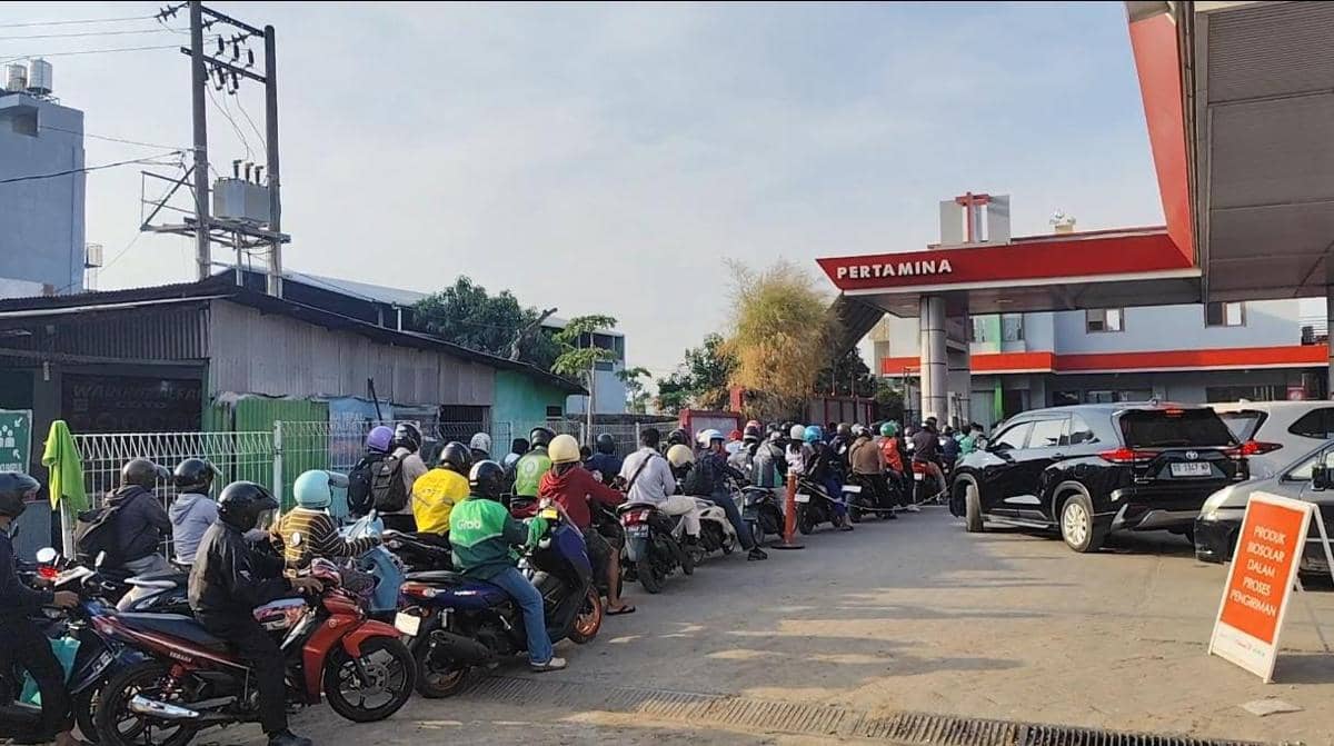 Antrean BBM Mengular di Makassar, Pertamina Sebut Warga Panic Buying