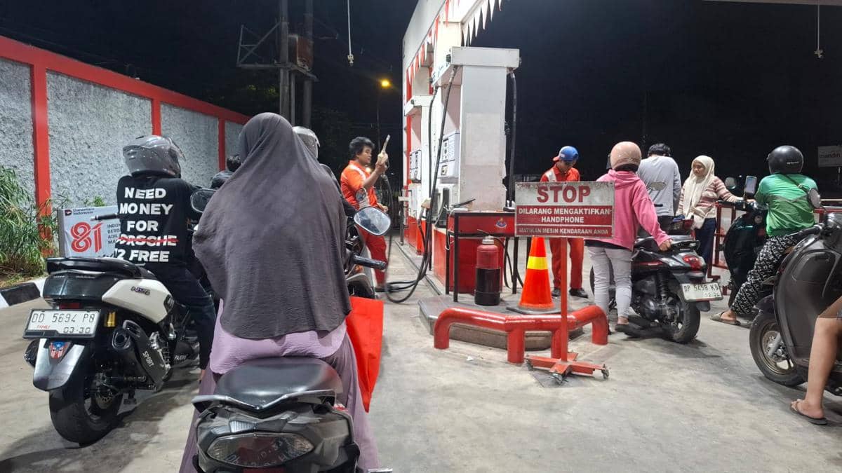 Antrean panjang sepeda motor saat hendaj mengisi BBM di SPBU Makassar. (IDN Times/Darsil Yahya)