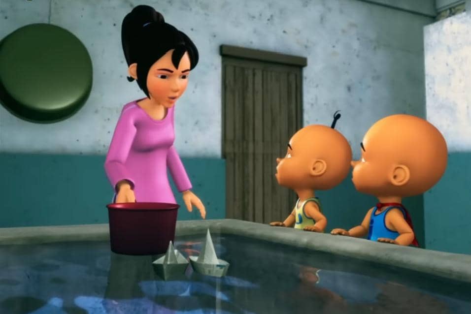 Kak Ros mendapati Upin dan Ipin sibuk bermain kapal-kapalan di bak mandi