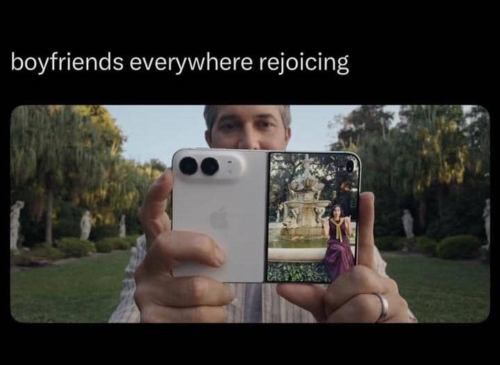 8 Meme iPhone Duo dengan 2 Layar Aktif, Bisa Dilipat kayak Buku?