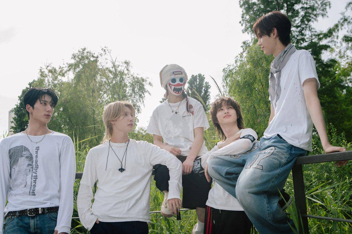 hrtz.wav dalam foto konsep mini album The Second Wave: MOMENTUM