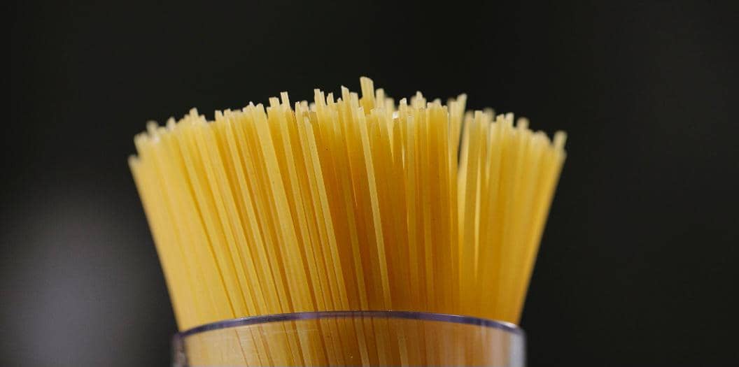 Hidangan spaghetti tersaji sebagai makanan pasta dalam foto stok kuliner dari Pexels karya Klaus Nielsen.