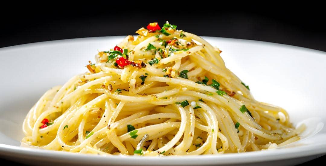Ilustrasi semangkuk spaghetti aglio olio ebi dengan udang, cabai merah, bawang putih, dan taburan daun hijau.
