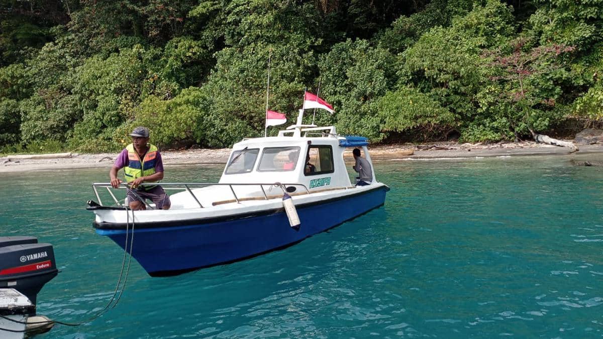 Masyarakat dan keluarga korban melakukan pencarian di Pulau Sekitar Krakatau (Dok. Relawan)
