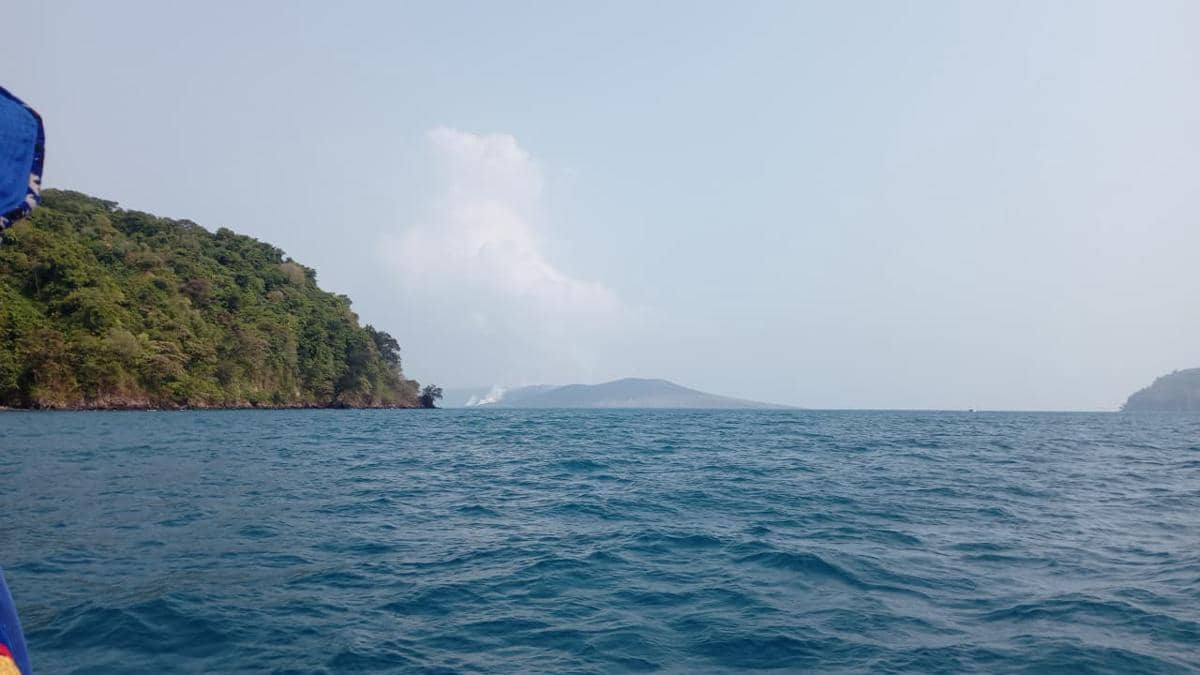 Masyarakat dan keluarga korban melakukan pencarian di Pulau Sekitar Krakatau (Dok. Relawan)