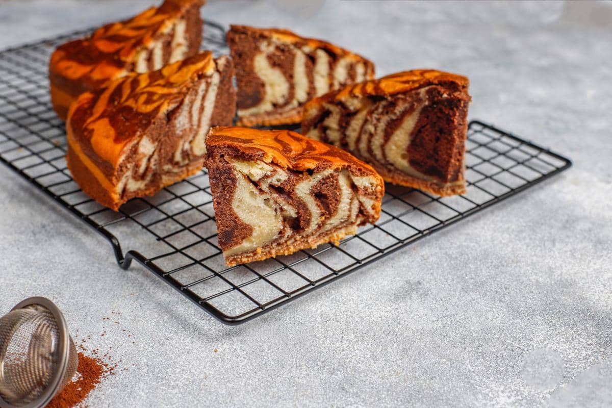 ilustrasi hojicha marble cake