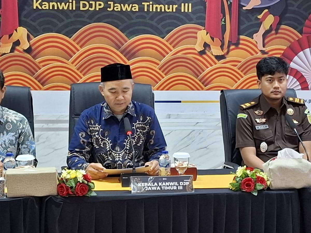 Suasana konferensi pers kasus penggelapan pajak di Kantor Wilayah Direktorat Jenderal Pajak Jawa Timur III.