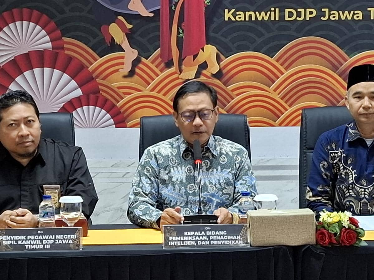 Suasana konferensi pers penanganan kasus penggelapan pajak di Kanwil DJP Jawa Timur III oleh pihak berwenang.