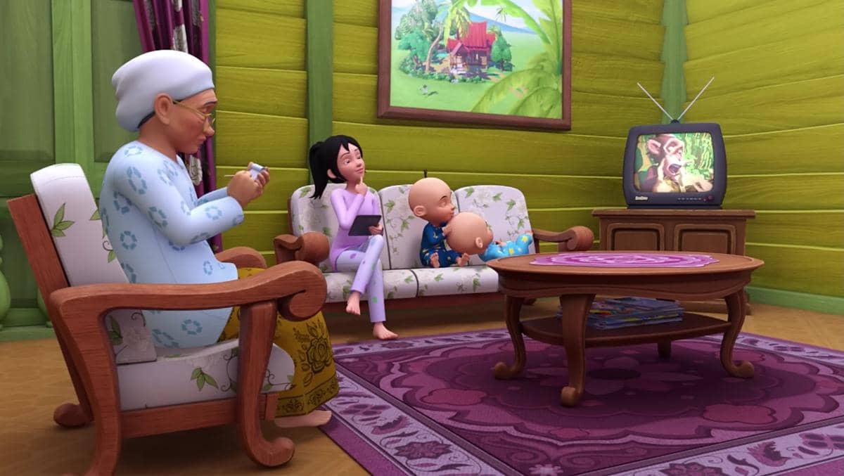 Upin dan Ipin menonton TV bersama keluarga